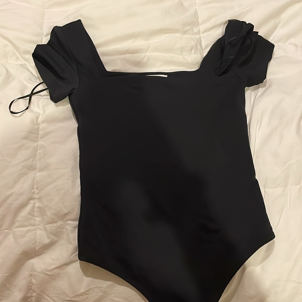 Aritzia Contour Squareneck Shortsleeve Bodysuit